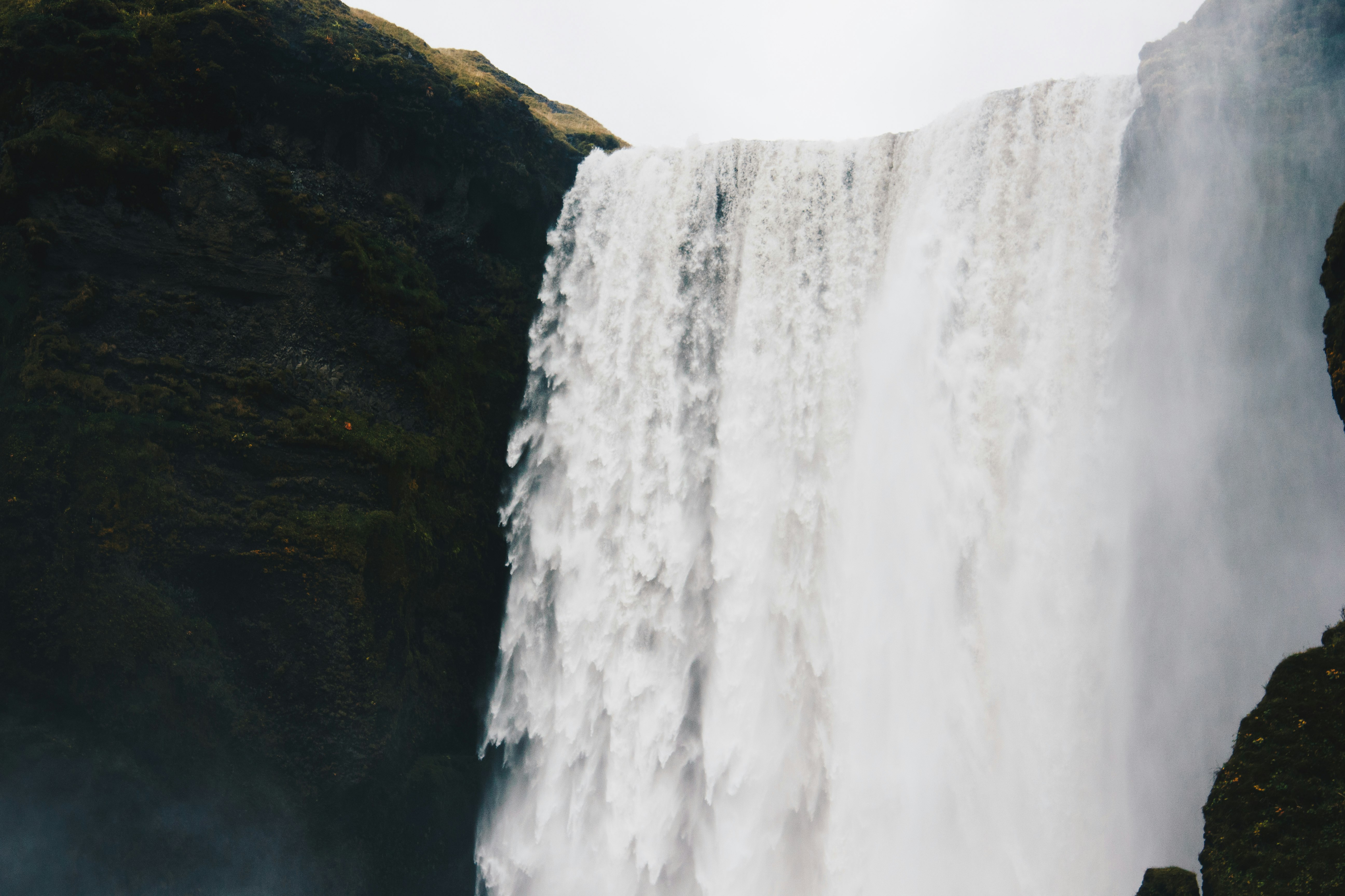 Skogafoss waterfalls low-angle photography at daytime