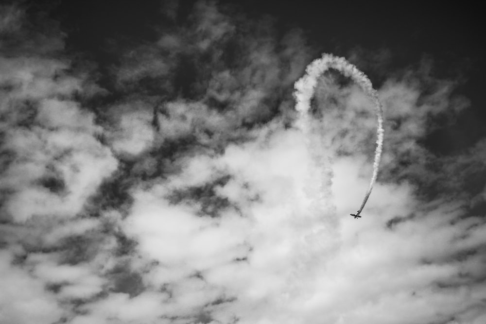 Jet volando en cielo nublado