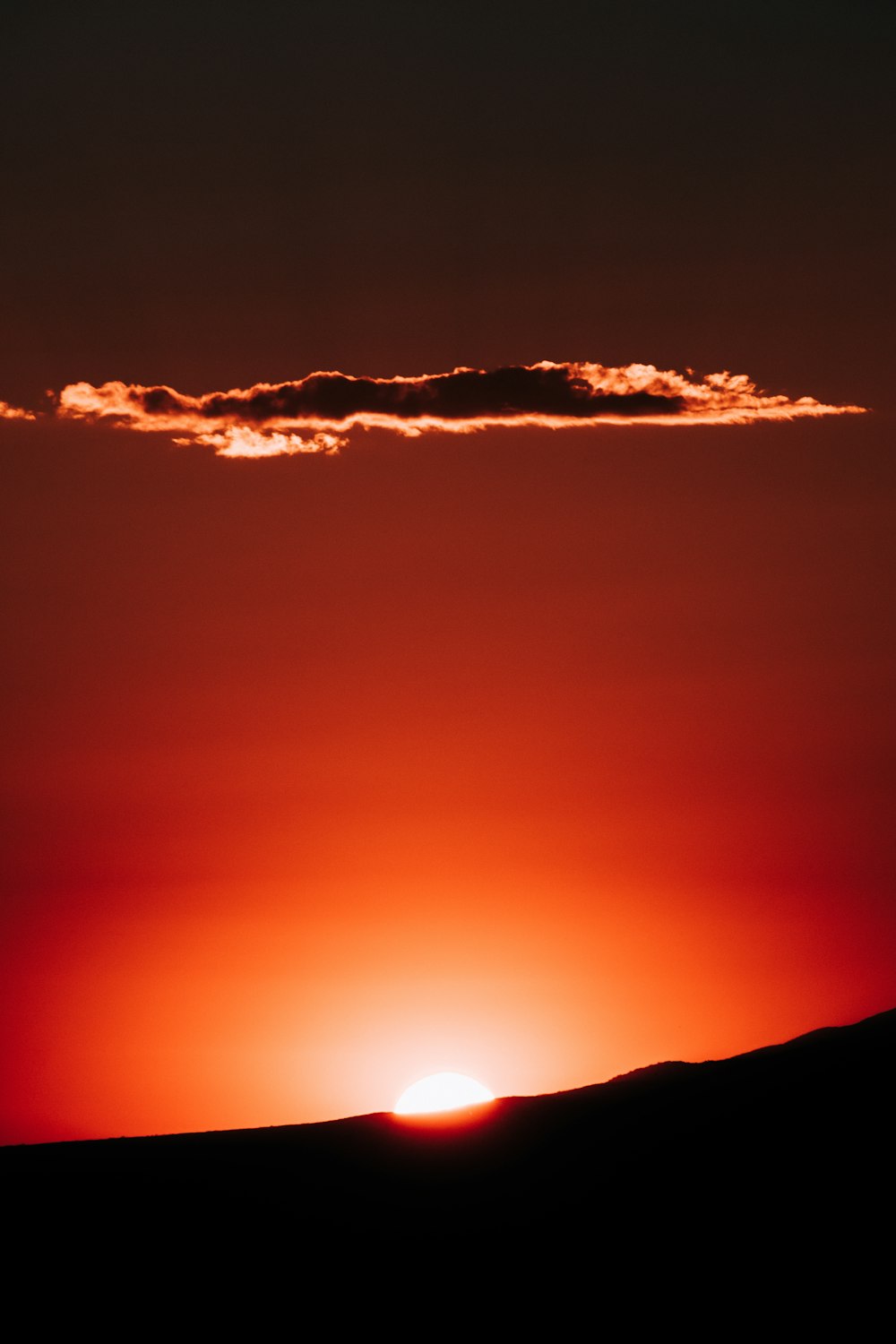 日没時の雲のシルエット写真