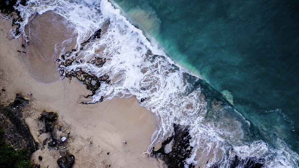 Foto a vista de pájaro de la orilla del mar