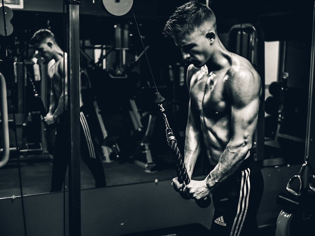 foto de homem na academia fazendo musculação