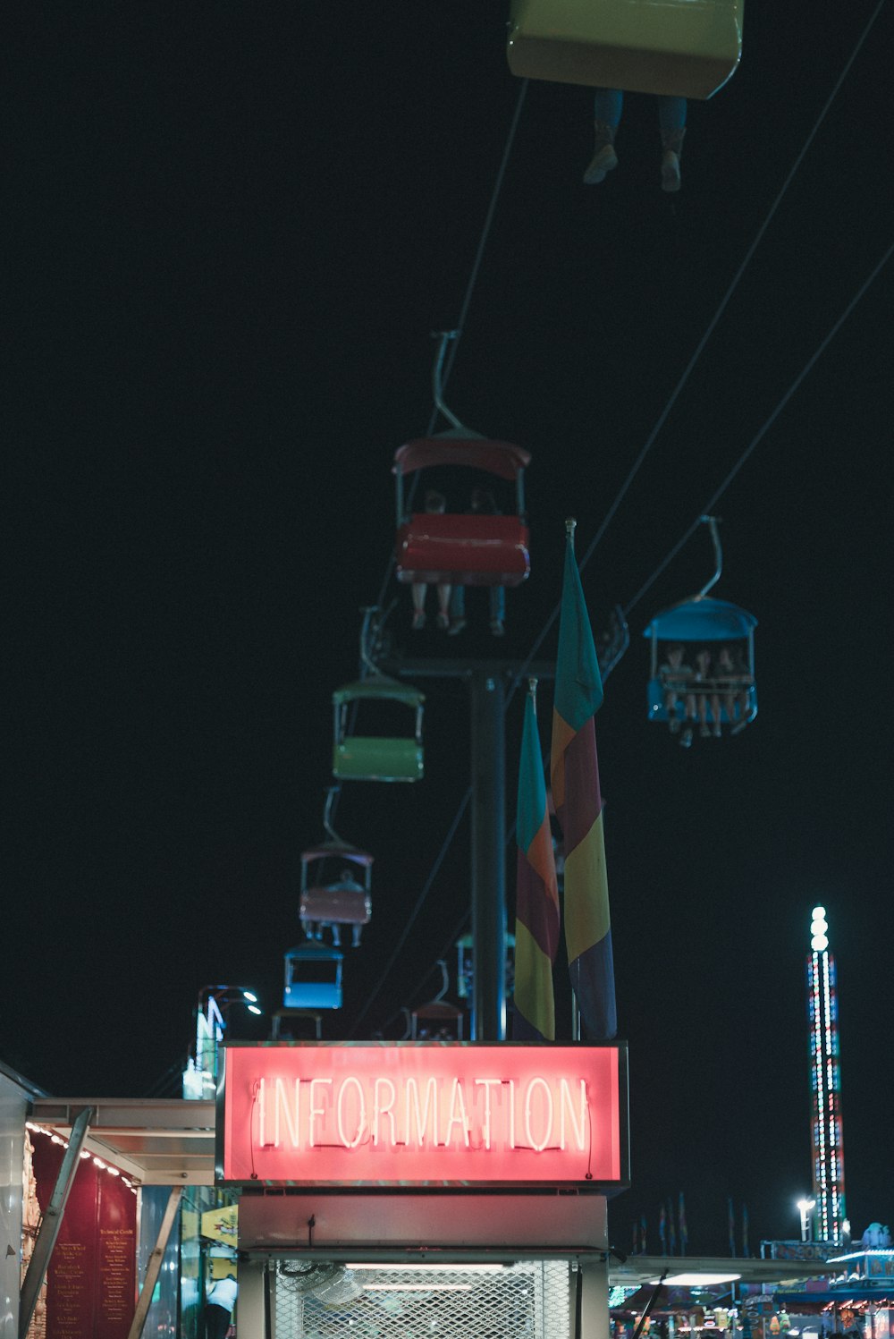 夜間遊園地のケーブルカーのローアングル撮影