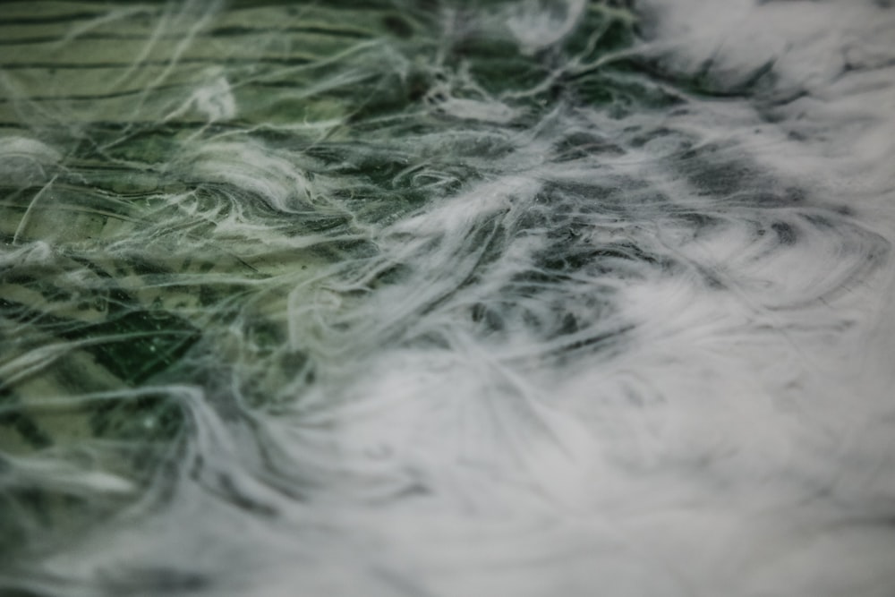 ein verschwommenes Foto mit grün-weißem Hintergrund