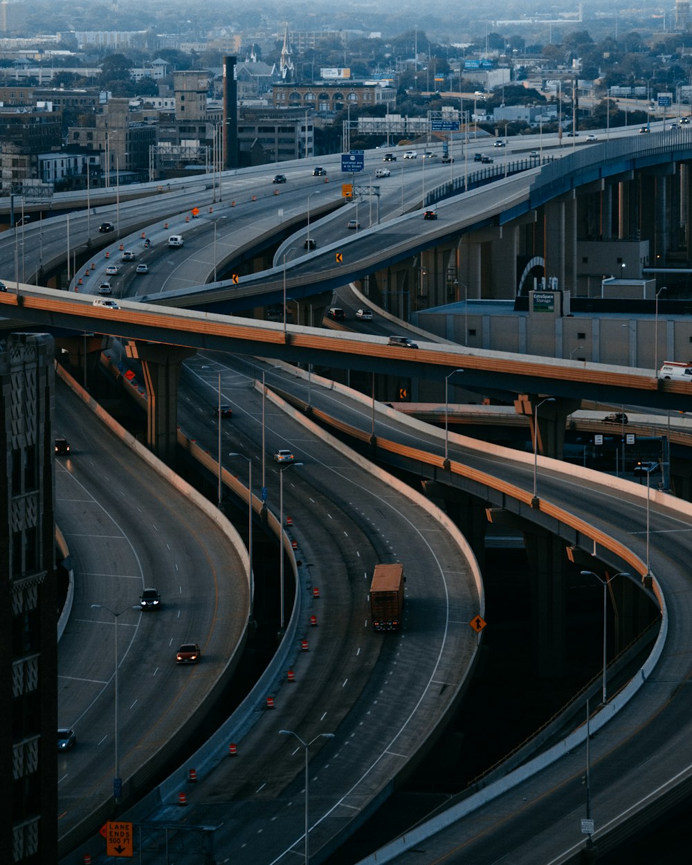 車のある道路の空中写真