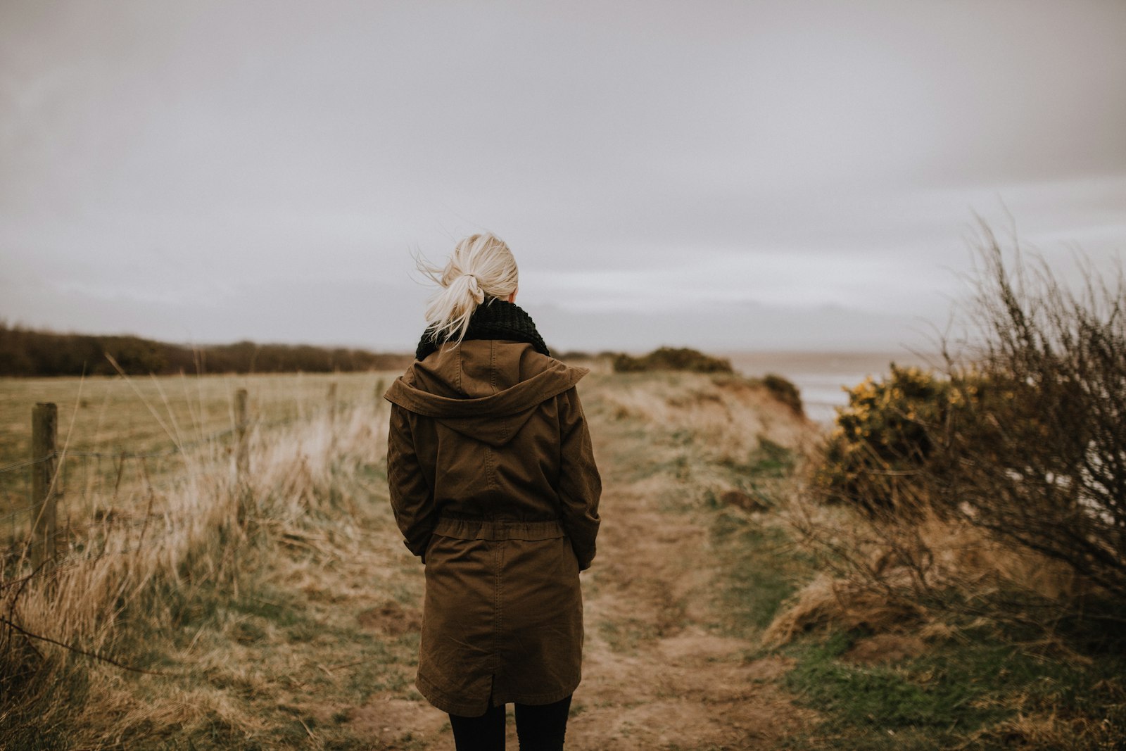 Canon EOS 5D Mark II + Sigma 35mm F1.4 DG HSM Art sample photo. Woman in brown coat photography