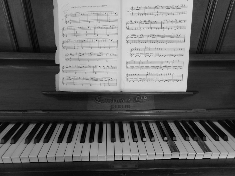 piano droit en bois gris