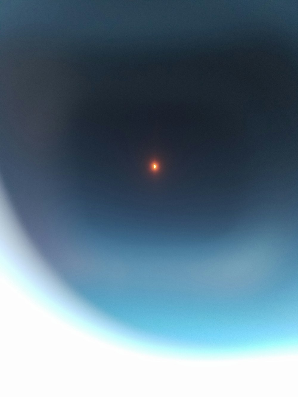 uma imagem de um objeto distante no céu