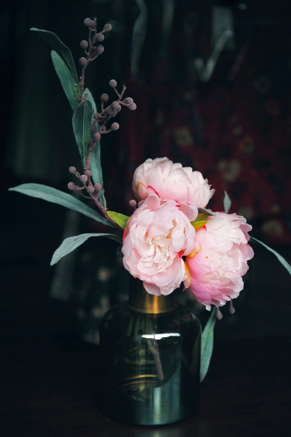 flor de pétalos rosas en el jarrón