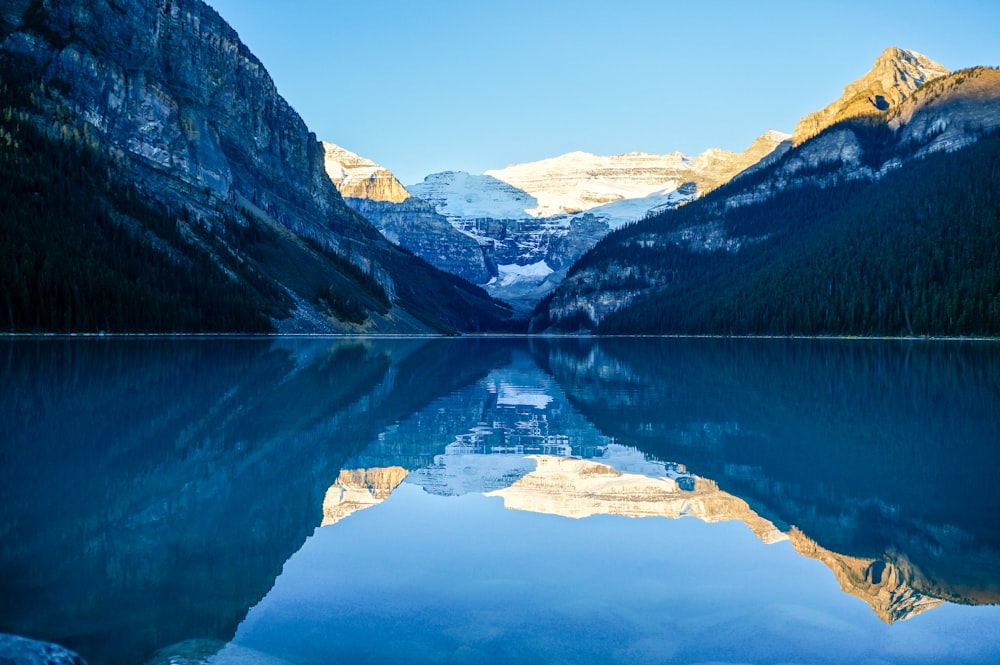 specchio d'acqua circondato da montagne