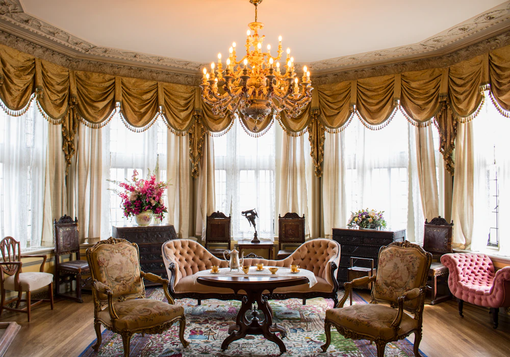Salón con mobiliario clásico y objetos decorativos