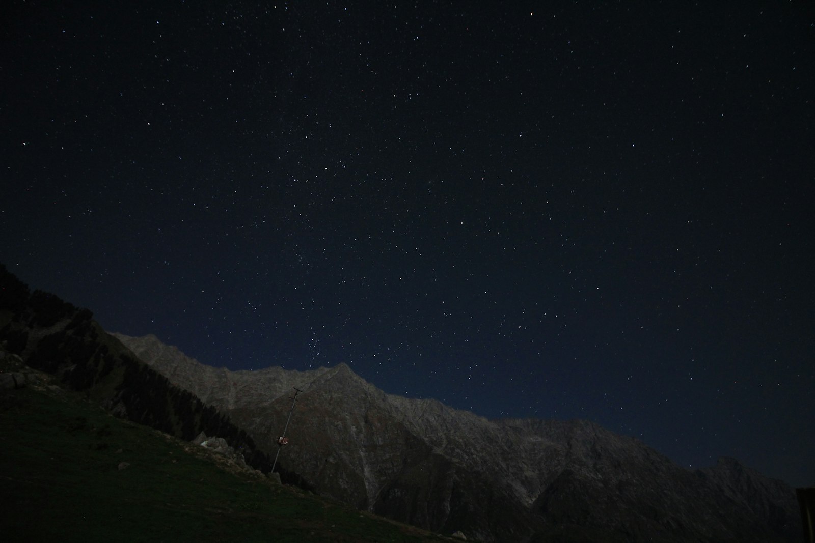 Canon EOS 60D + Canon EF-S 10-18mm F4.5–5.6 IS STM sample photo. Brown mountain under starry photography