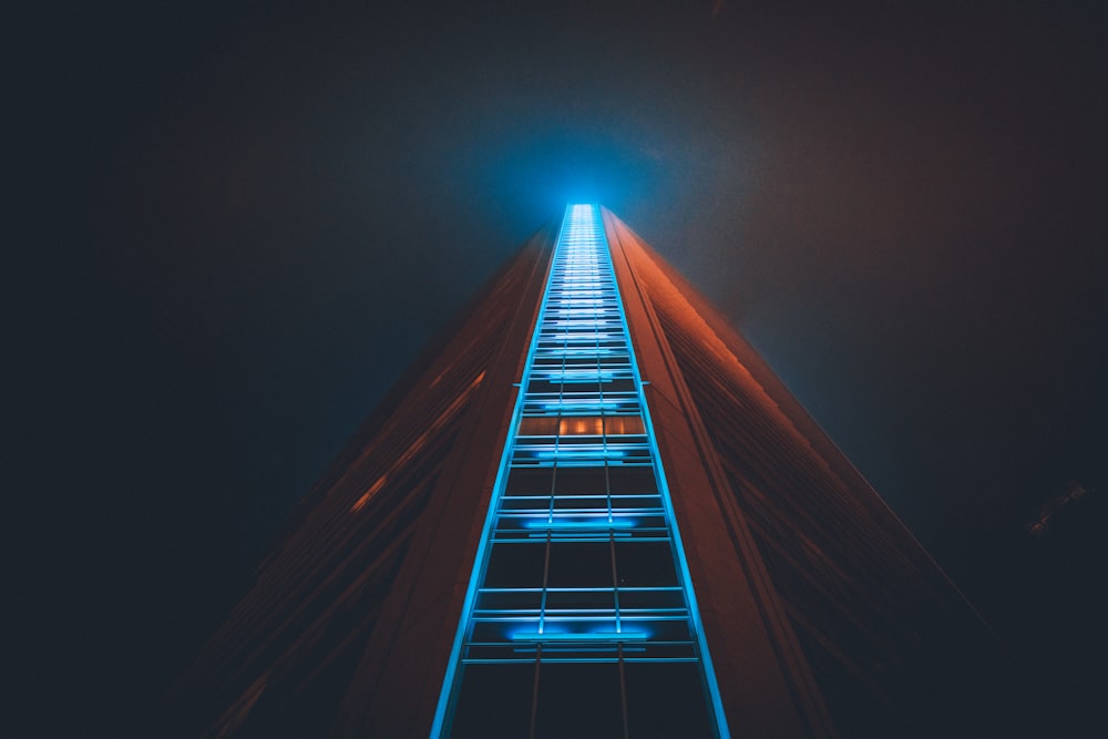ライトが点灯した高層ビルのローアングル写真
