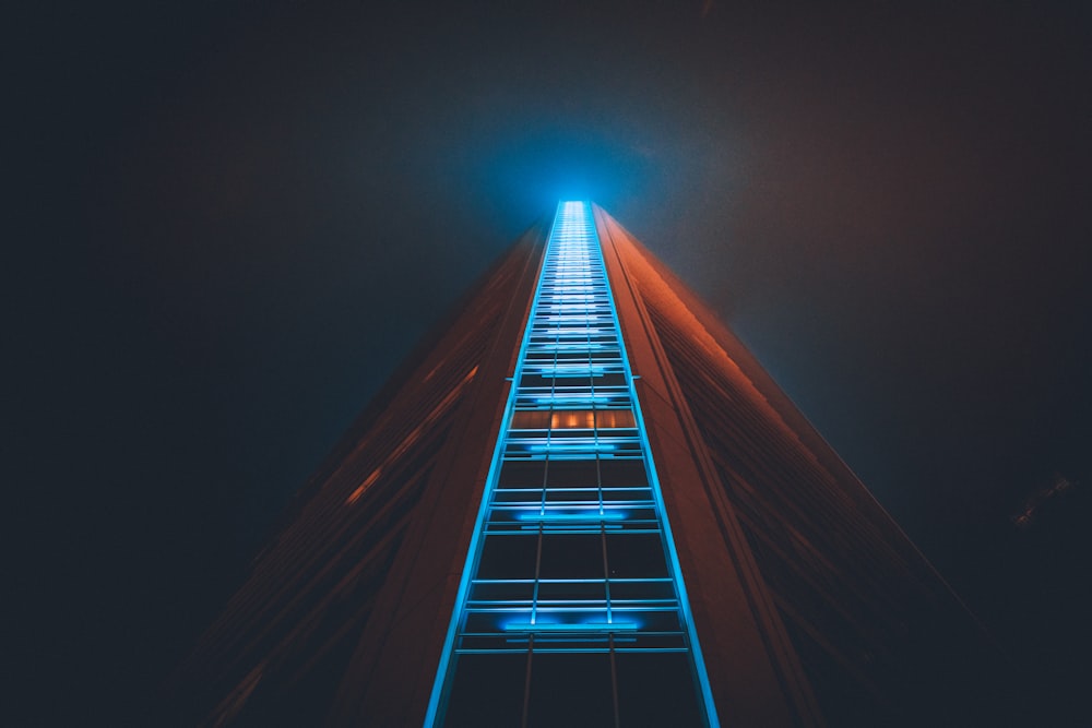 Low-Angle-Fotografie eines Hochhauses mit eingeschaltetem Licht