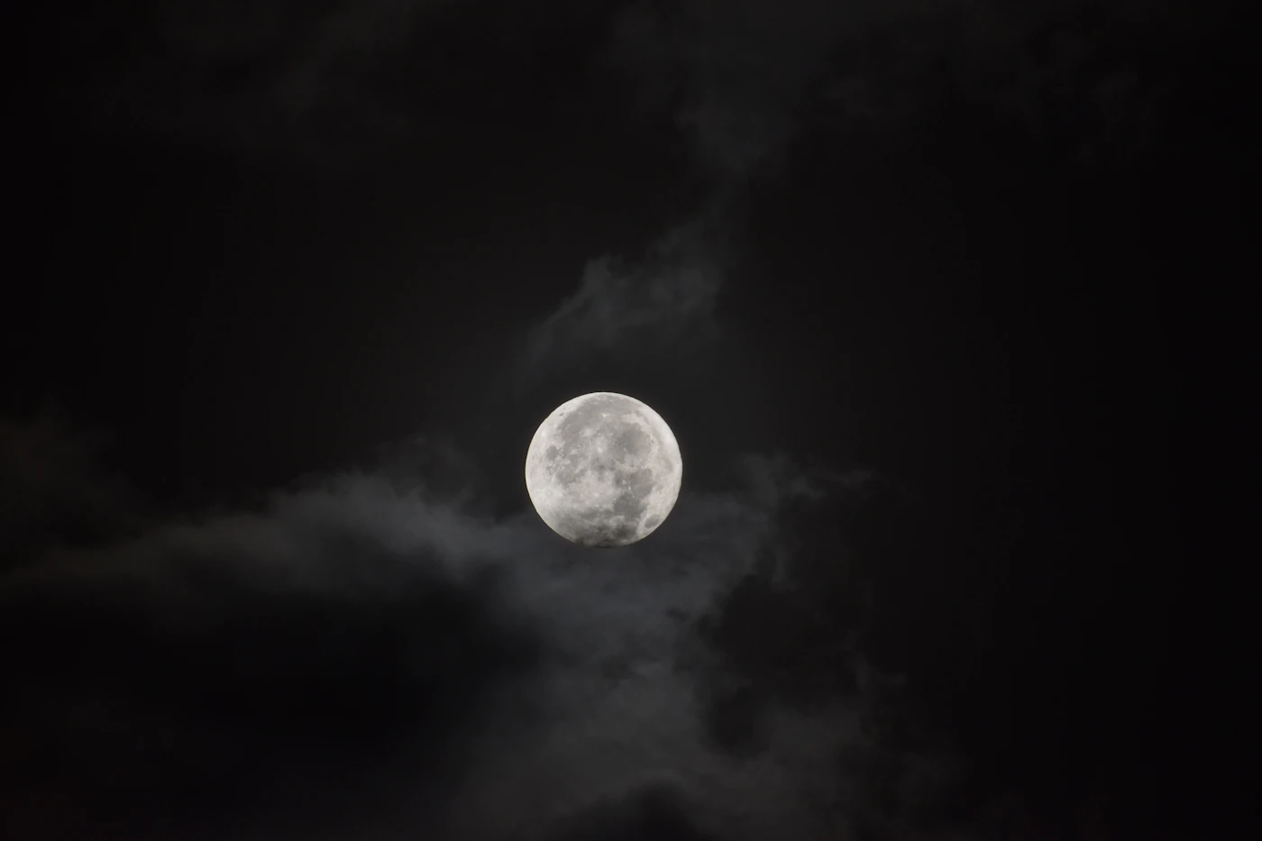 La Lune lumineuse dans le ciel sombre