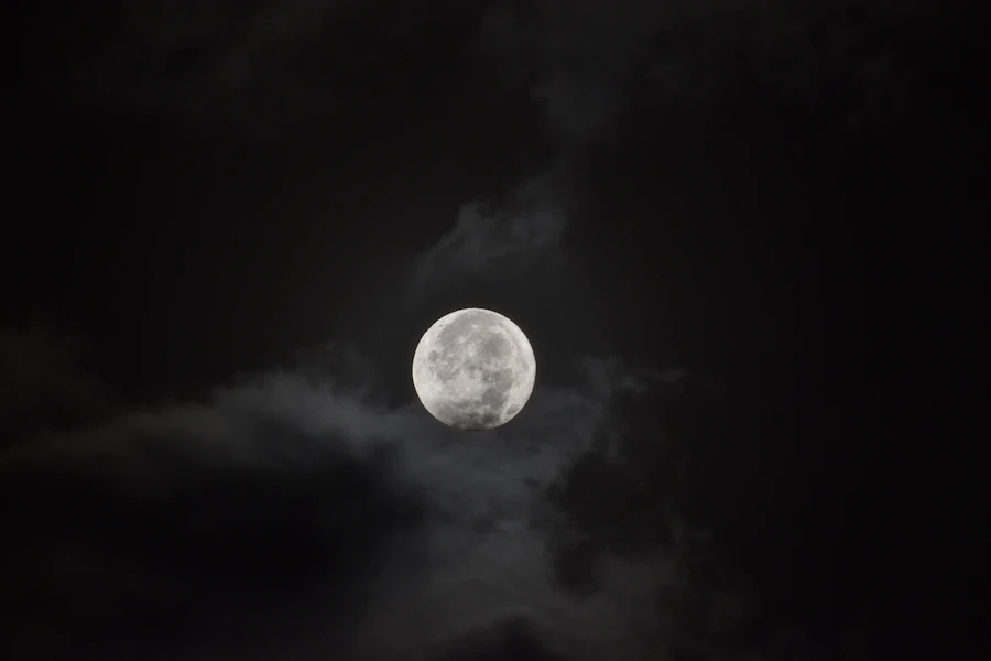 La Lune lumineuse dans un ciel sombre