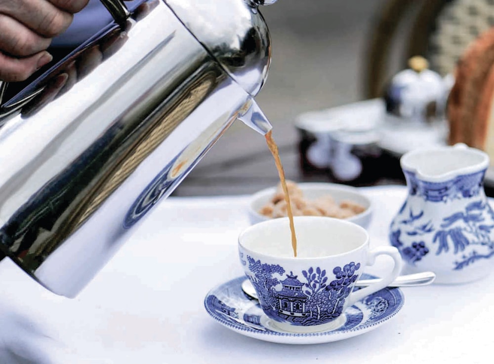 taza de té blanco y azul con platillo