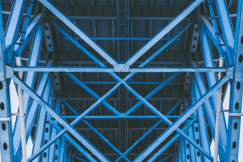 Blick aus der Wurmperspektive auf die blaue Stahlkonstruktion