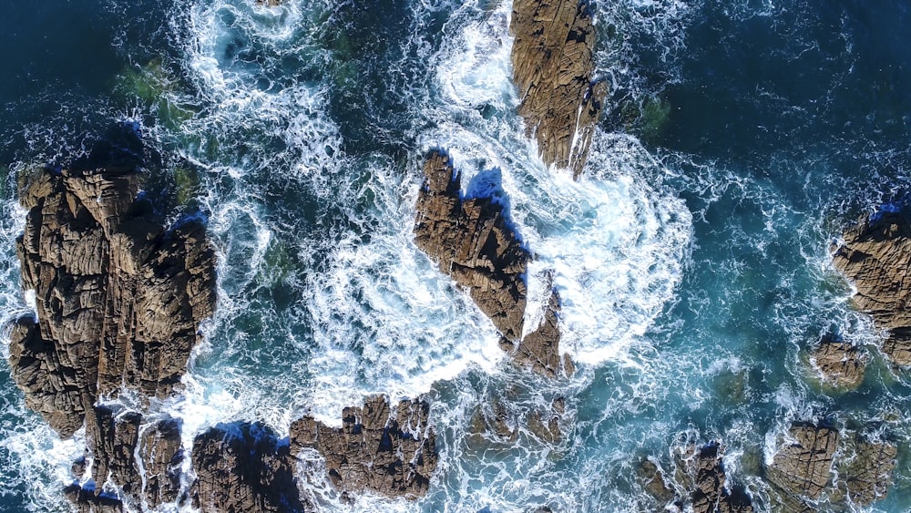 Les vagues de l’océan martelent la formation de pierre