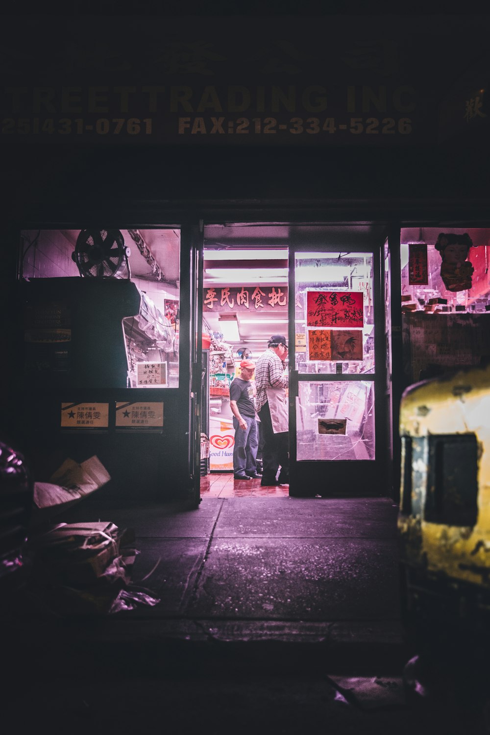 Dos hombres parados dentro de la tienda durante la noche