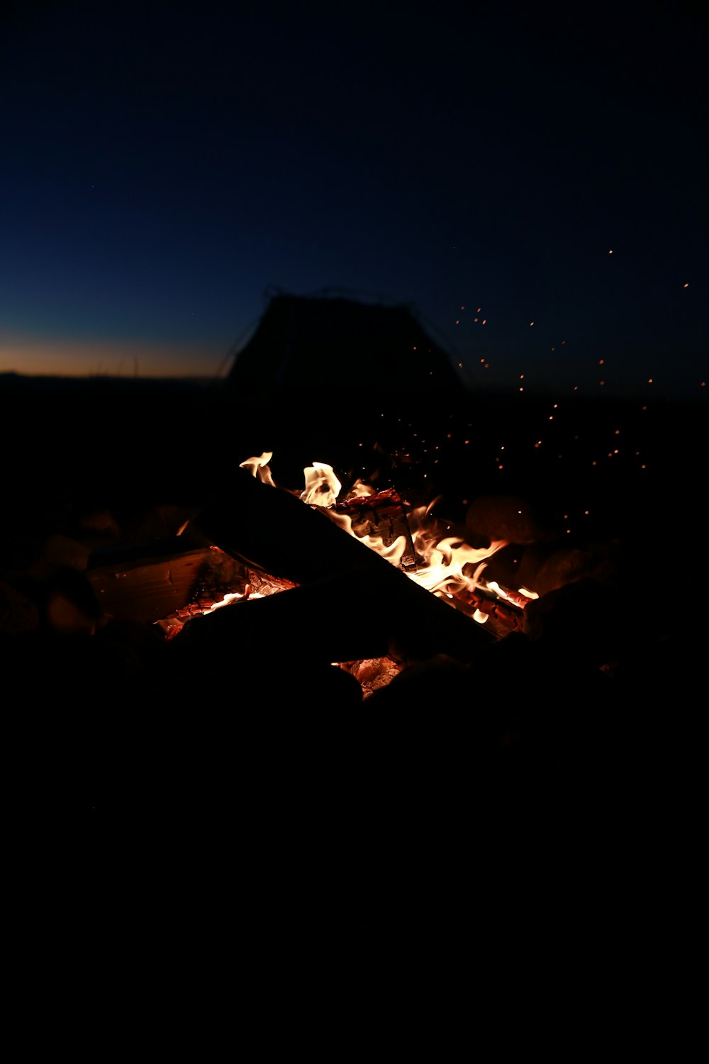 Lagerfeuer in der Nacht