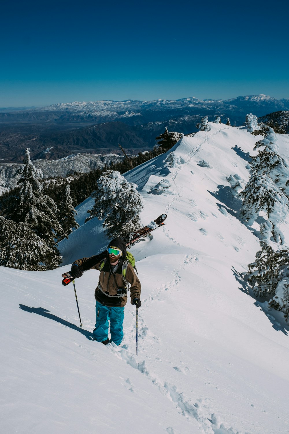 Persona in piedi sulla montagna coperta di neve