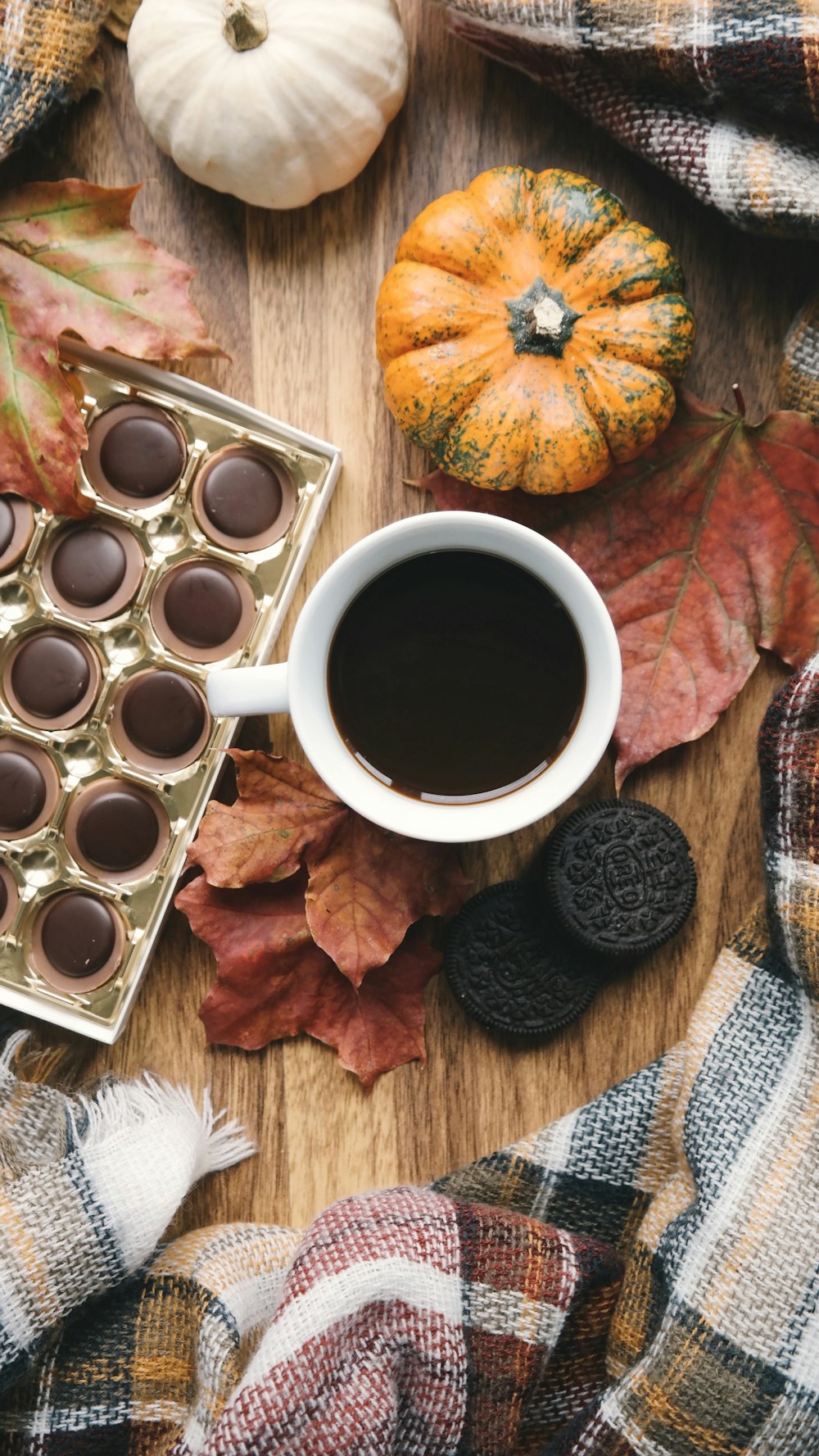 weiße Keramiktasse mit Kaffee