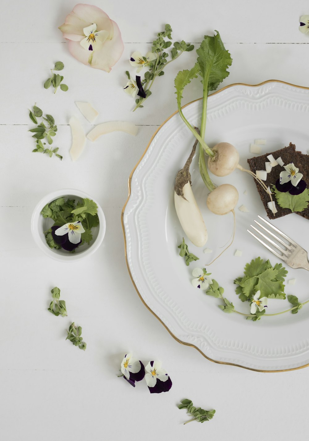 légumes tranchés sur assiette blanche