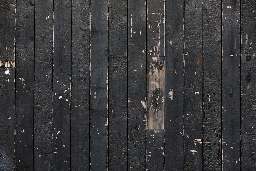 foto ravvicinata di tavola di legno nera