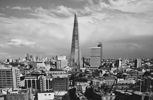 A vibrant London skyline showcasing iconic landmarks.