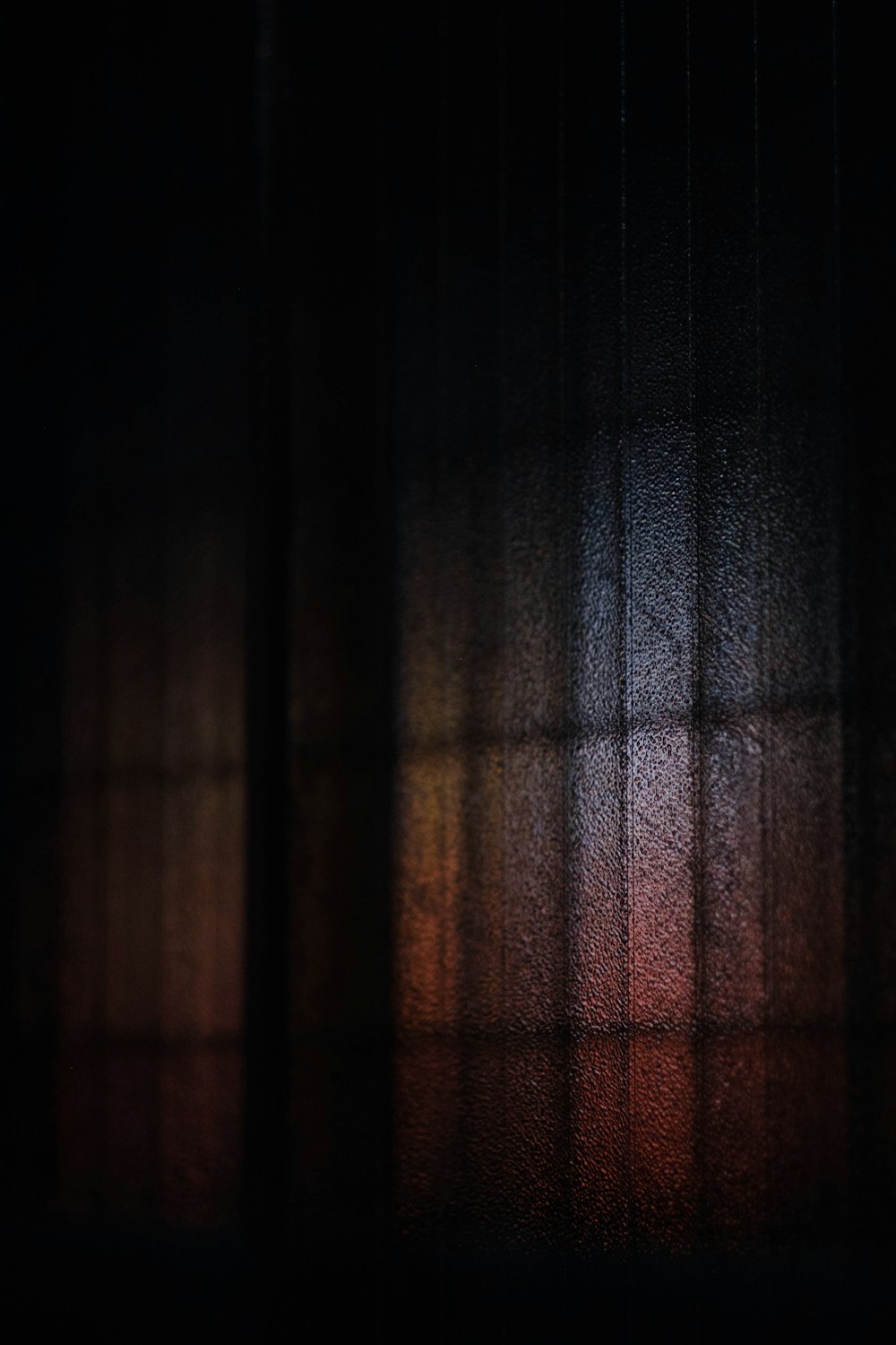 Una foto borrosa de una ventana con cortinas