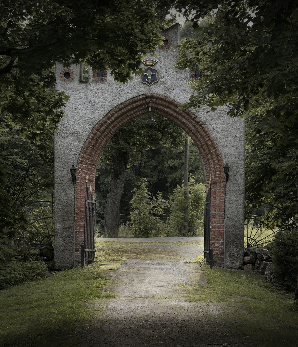 Arco de ladrillo marrón con campo de hierba verde