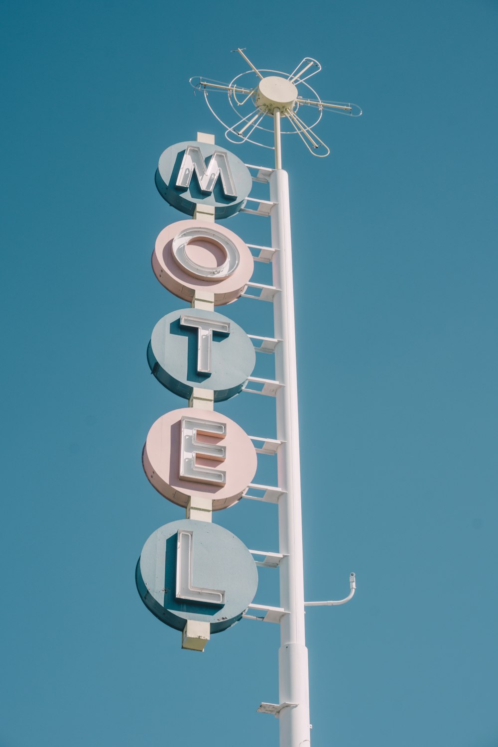 Motel-Beschilderung aus weißem und blaugrünem Metall