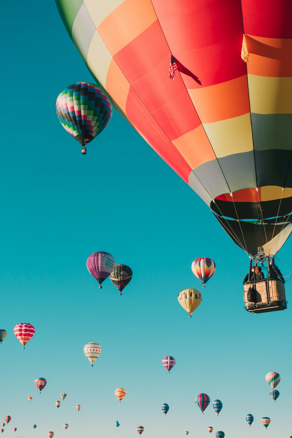 Globos aerostáticos bajo el cielo azul