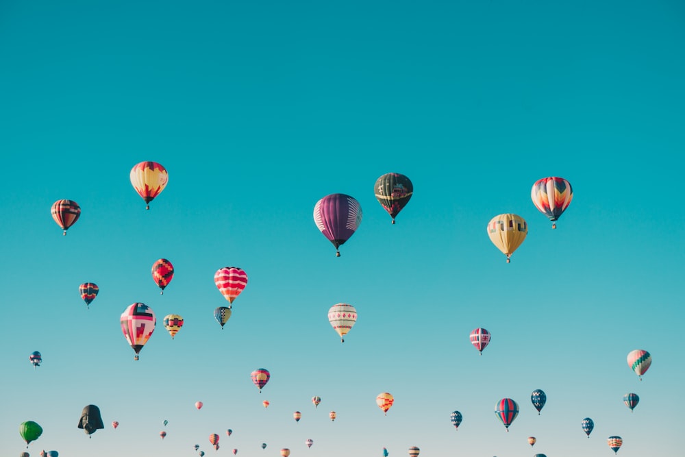 Heißluftballons in verschiedenen Farben tagsüber