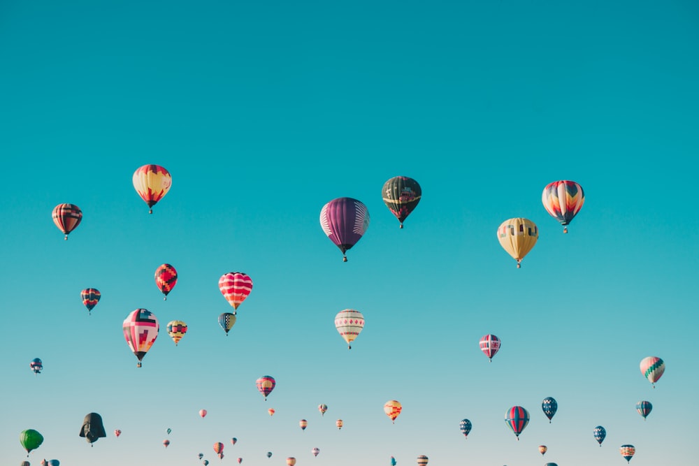 montgolfières de couleurs variées pendant la journée