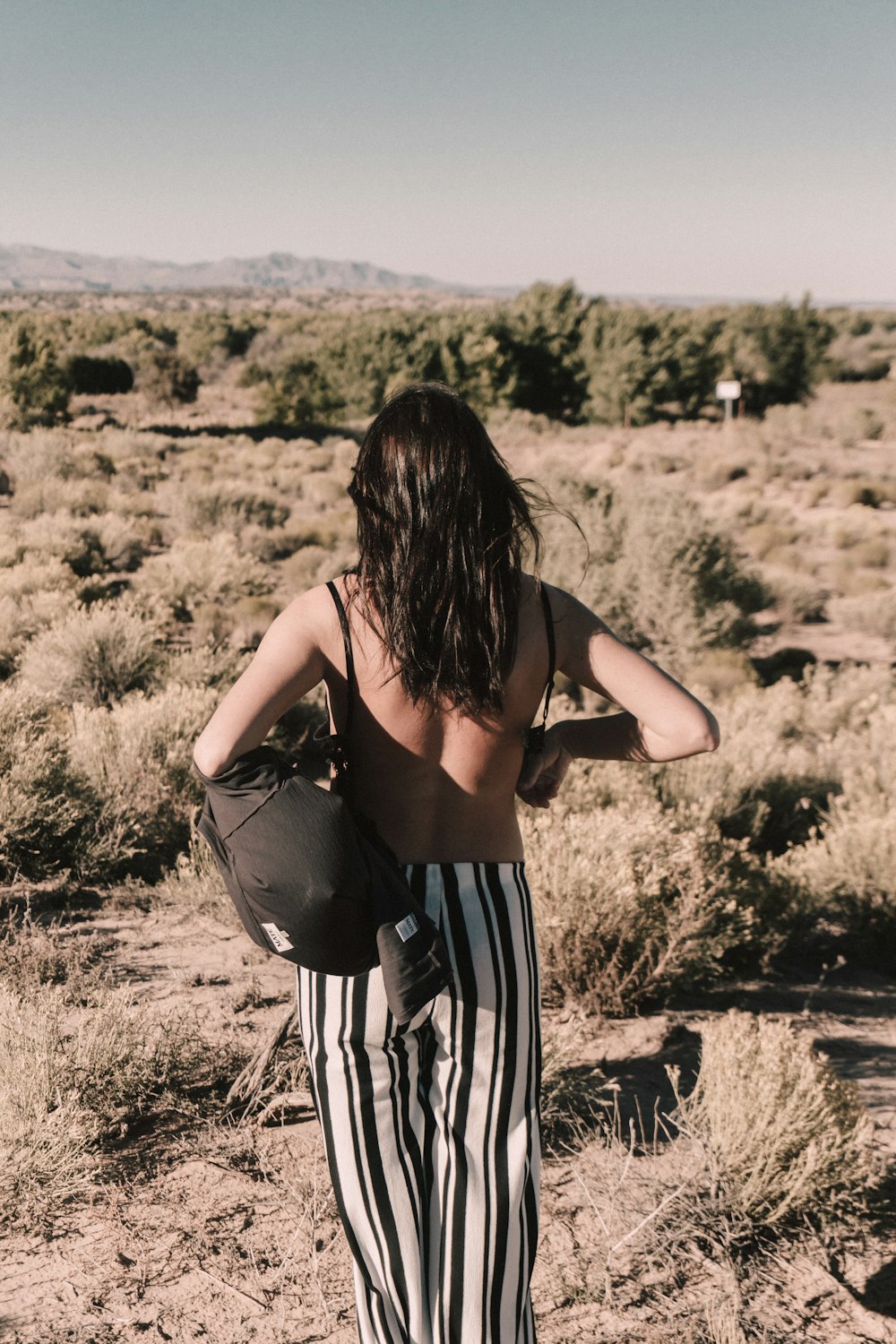 femme portant un sac