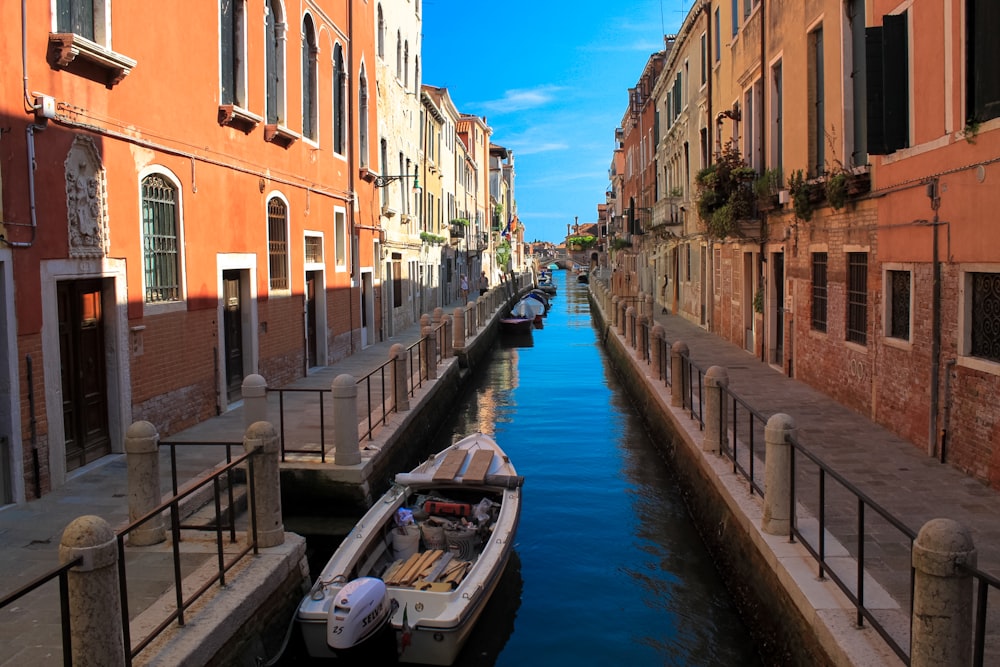 Canal de Venecia durante el día