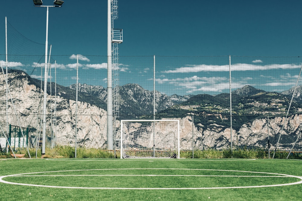 Campo de fútbol en la distancia de la montaña