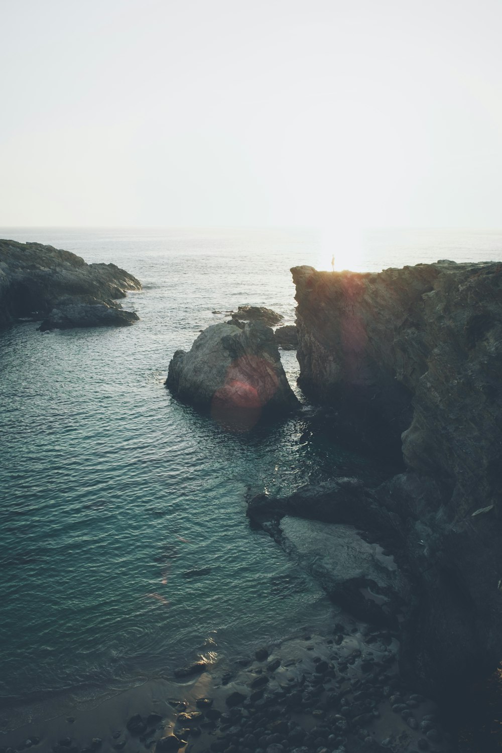 scogliera vicino alla riva del mare durante il giorno