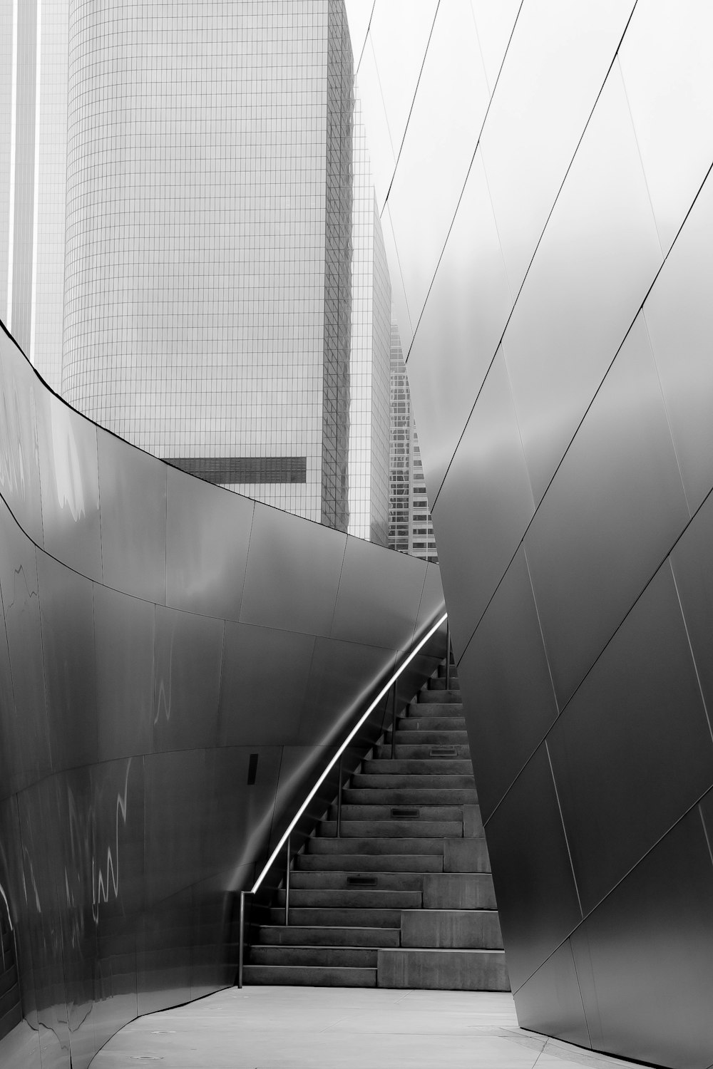 Foto ad angolo basso di edifici grigi durante il giorno