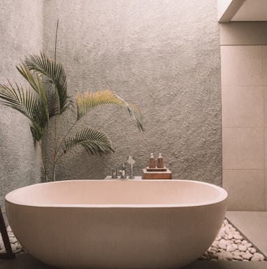 white ceramic bathtub