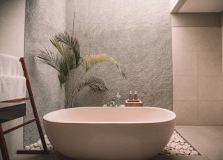 white ceramic bathtub