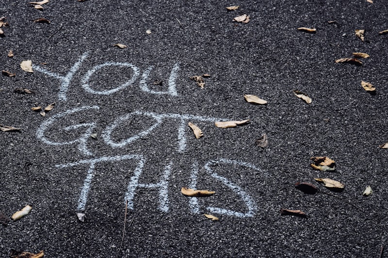 Łazienka z drewnianą szafką pod umywalkę – ciepły styl