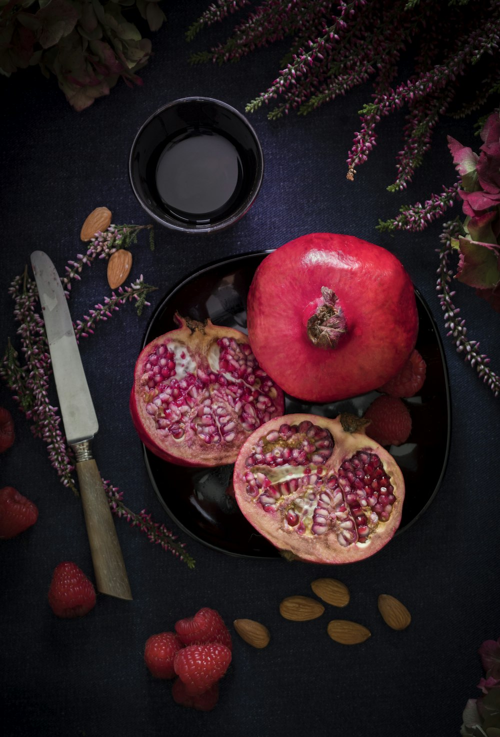 Frutos rojos en plato negro