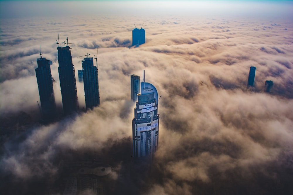 Photo aérienne de bâtiments entourés de nuages pendant la journée
