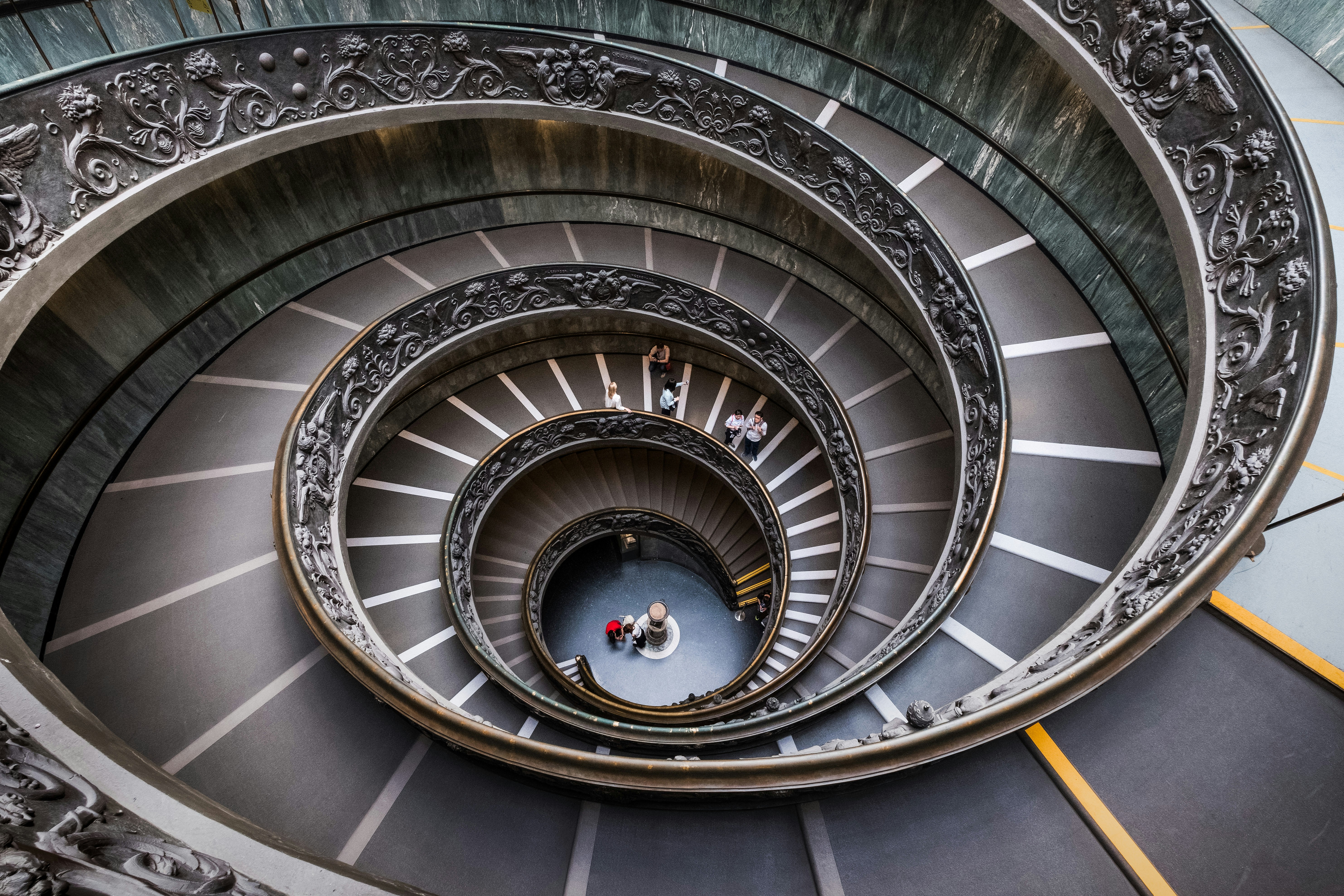 great photo recipe,how to photograph l’escalier de bramante est un escalier à double hélice des musées du vatican. attribué à tort à donato bramante, cet escalier fut dessiné par giuseppe momo en 1932, inspiré par un plus ancien effectivement dessiné par bramante. cet escalier est une double hélice, c’est-à-dire qu’il comporte deux escaliers, un pour monter, et un pour descendre. ainsi personne ne se croise en sens inverse.
 
 assemblage dans photoshop de 5 photos (pour supprimer un maximum de personnes) prises à main levée (trépied interdit) au fujifilm x-t2 et xf 10-24mm à 10mm, f/9.0, 1/40s et 1600 iso.; aerial view of spiral stairway building