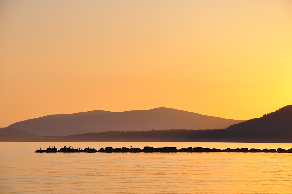 Silhouette des Berges während der goldenen Stunde Foto