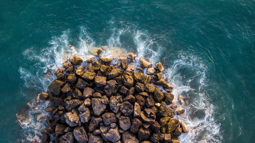 Formación de rocas marrones en el cuerpo de agua