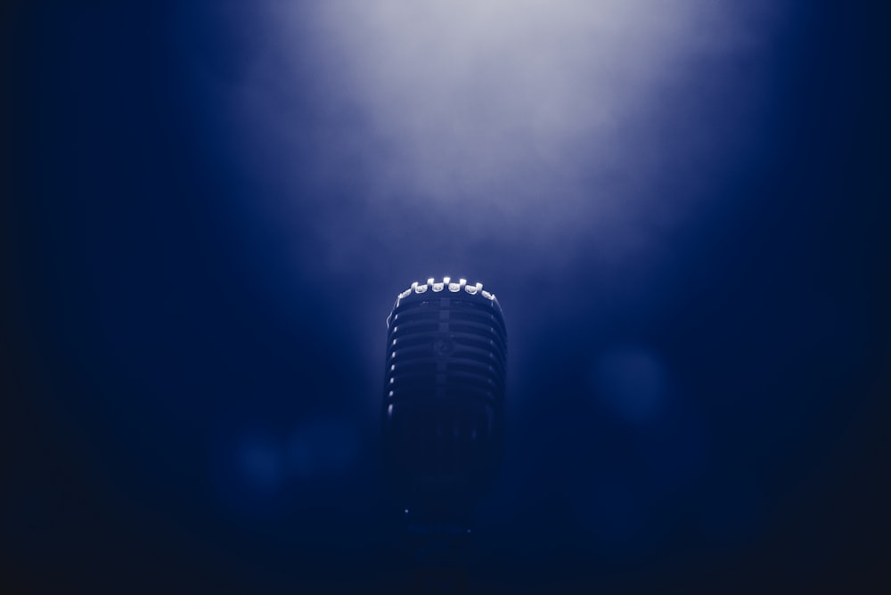 Fotografia de microfone de palco com pouca luz