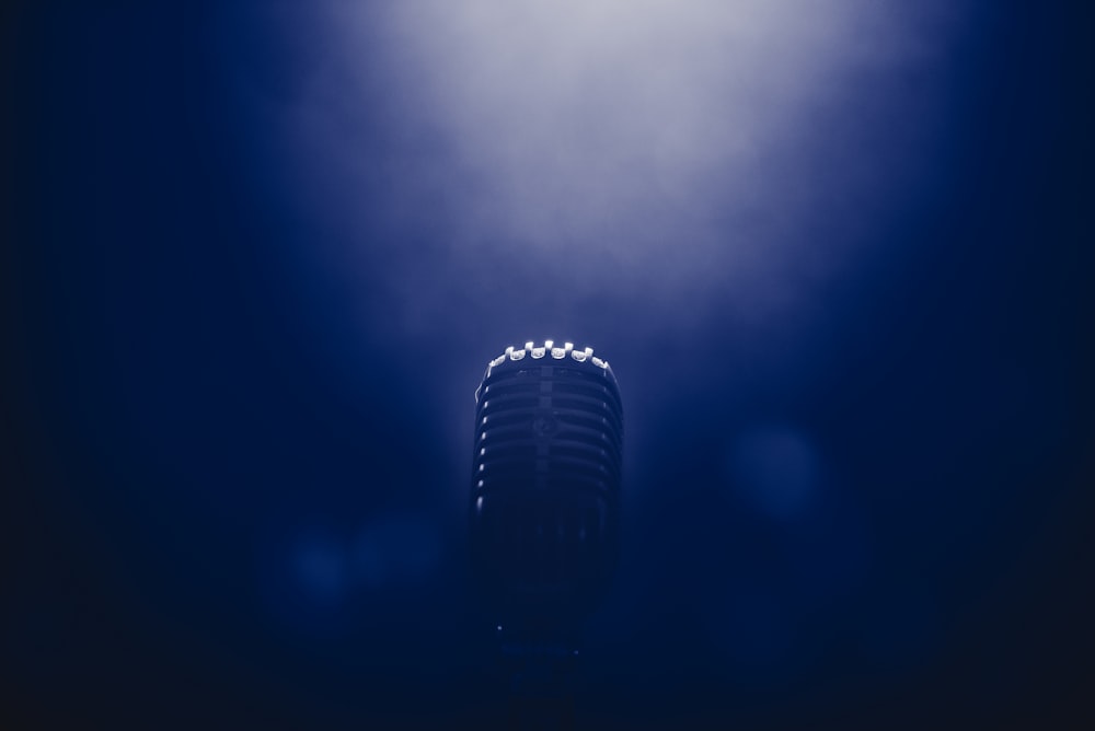 Photographie de microphone de scène à faible luminosité